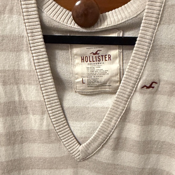 Hollister Women's V-Neck Cream Sweater - Picture 3 of 3